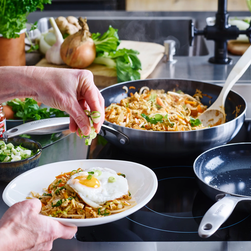 GreenPan Geneva 3PLY 28 cm Wok Tava | Elmaslarla Zenginleştirilmiş Thermolon™ Seramik Yüzey | PFAS İçermez | 3 Katmanlı Paslanmaz Çelik | İndüksiyon Uyumlu | 220°C Fırın Dayanımı