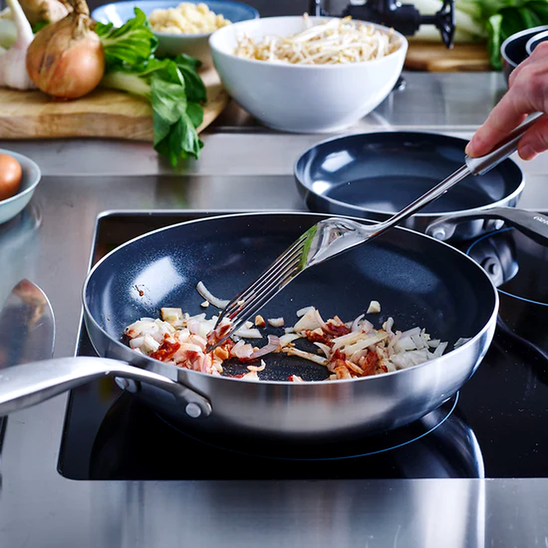 GreenPan Geneva 3PLY 28 cm Wok Tava | Elmaslarla Zenginleştirilmiş Thermolon™ Seramik Yüzey | PFAS İçermez | 3 Katmanlı Paslanmaz Çelik | İndüksiyon Uyumlu | 220°C Fırın Dayanımı